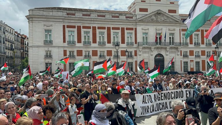 عشرات آلاف الإسبان في شوارع مدريد يهتفون لمقاطعة إسرائيل - الجزيرة نت مدريد- مستمرون بالمطالبة بوقف الإبادة الجماعية في غزة، ومطالبين حكومتهم بقطع العلاقات بشكل كامل مع إسرائيل، احتشد اليوم السبت الآلاف في مظاهرة بقلب العاصمة مدريد، بتنظيم من الشبكة الإسبانية للنضال ضد الاحتلال في فلسطين، بعد ما يزيد عن 19 شهرا من بداية الحرب على قطاع غزة.