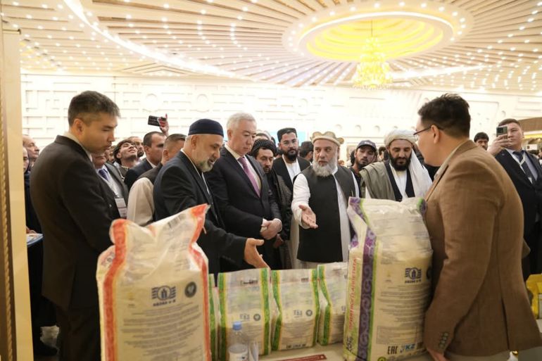 ***داخلية*** مسؤولون من أفغانستان وكازاخستان خلال جولة في أجنحة المنتدى التجاري بكابل، للاطلاع على الفرص الاستثمارية وتعزيز التعاون الاقتصادي بين البلدين