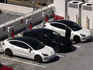 مبيعات تسلا بأوروبا تهوي 52.6% والسيارات الصينية تربح