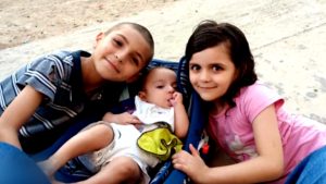 طبيبة تفجع بفقدان أطفالها إثر غارة إسرائيلية على منزلها في غزة