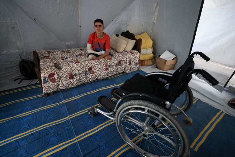 Ahmad Al-Ghalban, a 16-year-old Palestinian gymnast, who lost both his legs in an Israeli airstrike on Beit Lahiya, sits on his bed inside the tent where he took shelter after being displaced, in Gaza City, May 21, 2025. REUTERS/Dawoud Abu Alkas TPX IMAGES OF THE DAY