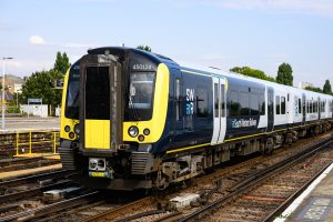 بريطانيا تبدأ إعادة تأميم شركات القطارات