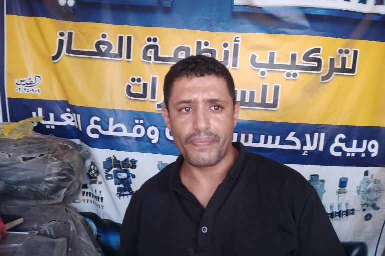 عبد العزيز الرميش، يشرح طريقة تحويل نظام التشغيل للمركبات إلى غاز (الجزيرة)