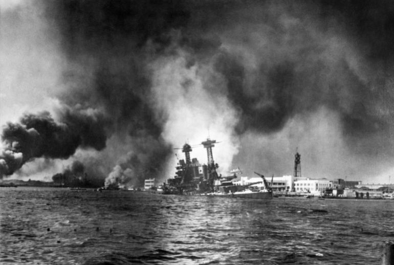 La flotte américaine de Pearl Harbor est en flammes, le 07 décembre 1941, après le bombardement massif de la base navale américaine à Hawaï par 360 avions japonais, qui provoquera l'engagement des Etats-Unis dans la seconde guerre mondiale. The US Pacific Fleet burns in its home base at Pearl Harbor in Hawaï after 360 Japanese warplanes made a massive surprise attack, 07 December 1941, which will end a long struggle on the part of isolationist forces in the US to stay out of the war. (Photo by AFP)