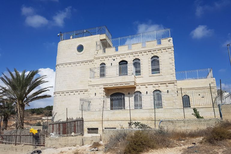 7-أسيل جندي، أم طوبا، القدس، منزل يوسف أبو طير في قرية أم طوبا وهو ضمن أصحاب الأراضي التي صودرت ومنزله الآن مقام على أرض مصادرة(الجزيرة نت)