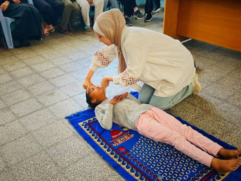 ليان العكلوك في حصة تدريبية داخل مركز إيواء مدرسة غزة الجديدة-رائد موسى-غزة-الجزيرة نت