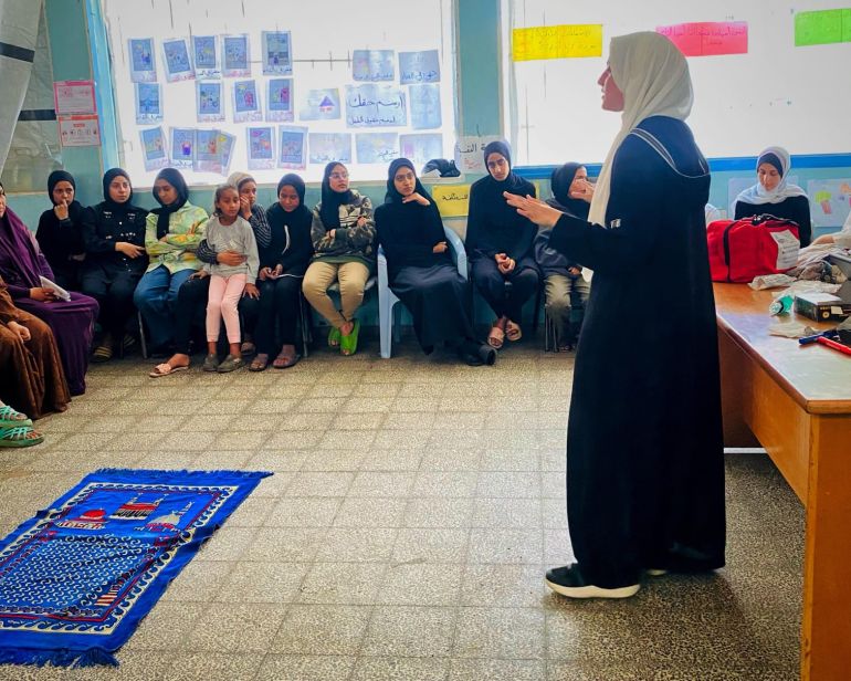 طالبة طب متطوعة خلال تدريب في مركز إيواء على مهارات الإسعافات الأولية-رائد موسى-غزة-الجزيرة نت