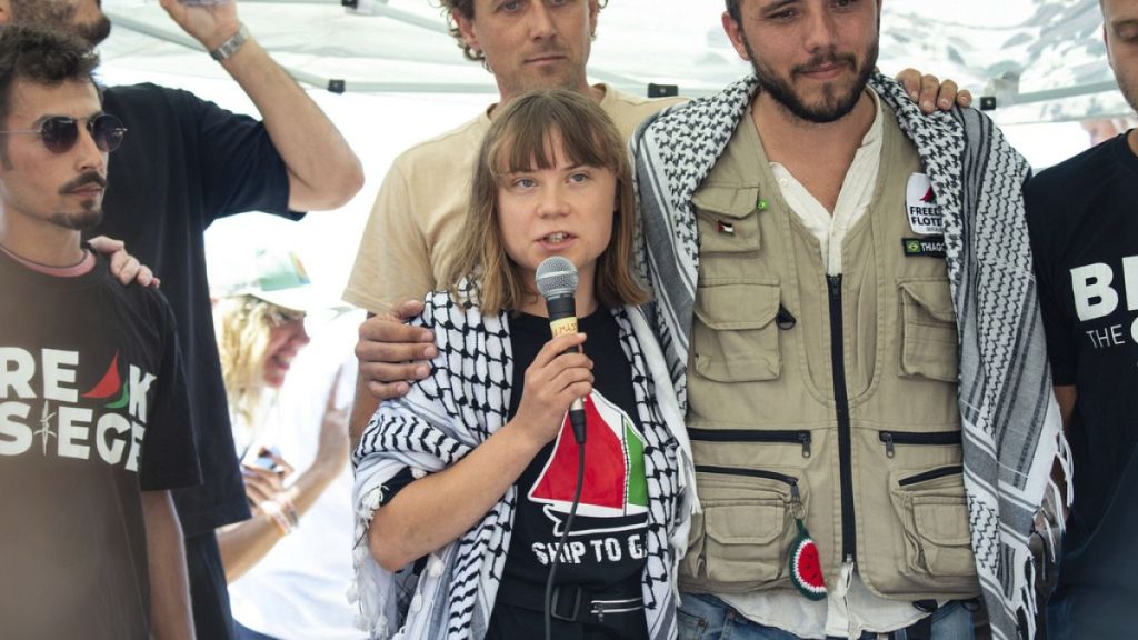 الناشطة السويدية غريتا ثونبرغ تستقل طائرة متجهة إلى السويد بعد ترحيلها من إسرائيل