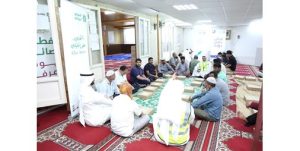 «التجاري» يوزّع وجبات إفطار صائم على العمال في يوم عرفة
