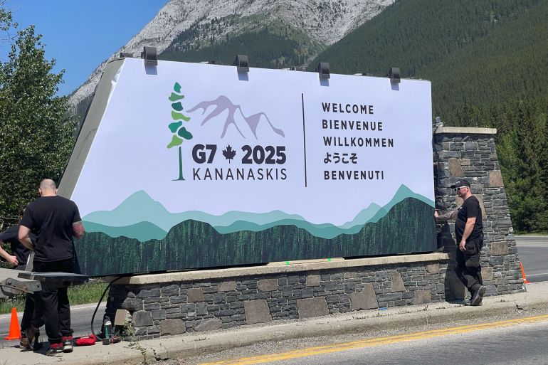 تركيبة لافتة اجتماع G7 على الطريق المؤدية إلى موقع الاجتماع