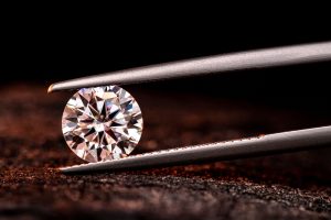 عملاق الألماس في أفريقيا يخفض إنتاجه بسبب ضعف السوق العالمية