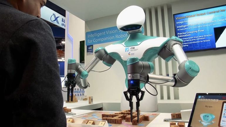 تعمل في البنوك والضيافة.. الروبوتات تدخل بيئة العمل القطرية