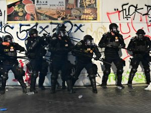 كاتب أميركي: ترامب يلعب بالنار في لوس أنجلوس