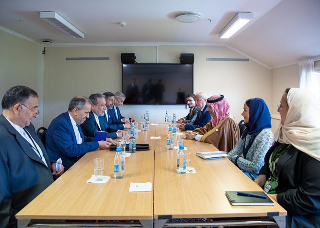 وزير الخارجية يناقش مع نظيره الإيراني المستجدات على الساحتين الإقليمية والدولية