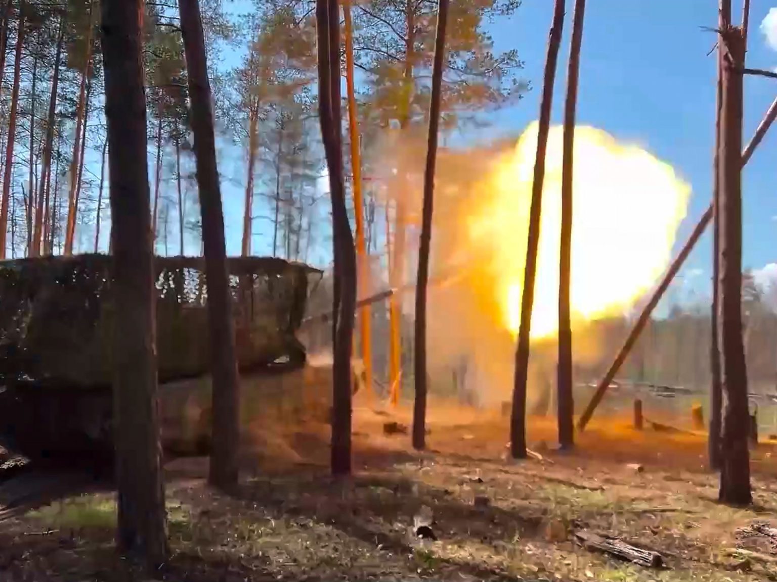 روسيا تقصف مطارا عسكريا بأوكرانيا وتبادل جديد للأسرى