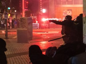 ترامب يكثف المداهمات ضد المهاجرين ويتبادل الاتهامات مع حاكم كاليفورنيا