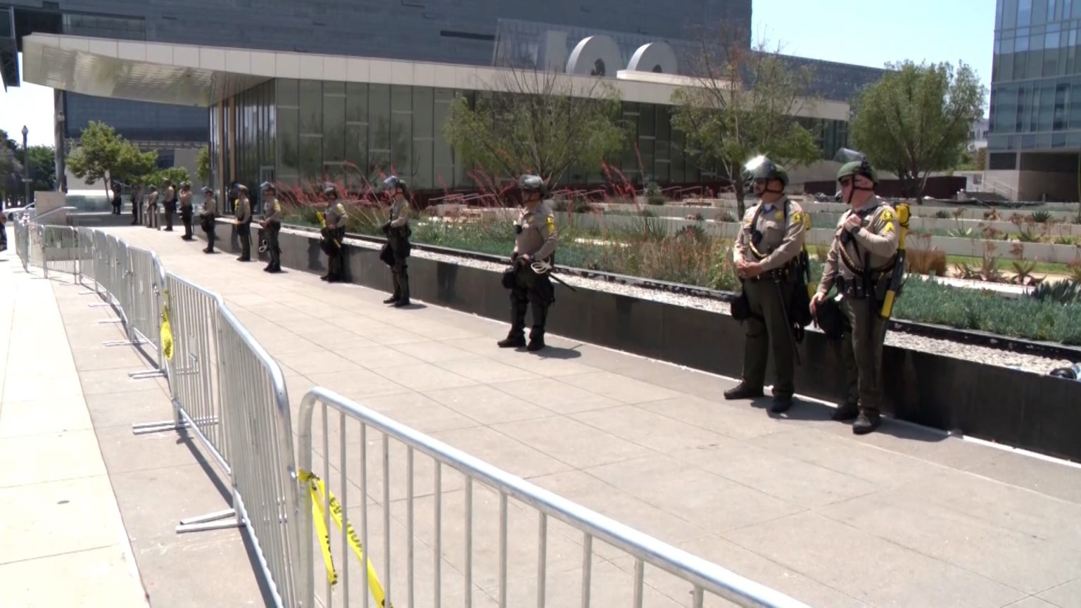 عمدة لوس أنجلوس تفرض حظر تجوال لمدة 7 أيام