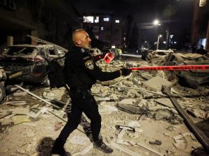 بالصور.. قصف إيران يدمر بات يام وفرق الإنقاذ تبحث عن ناجين