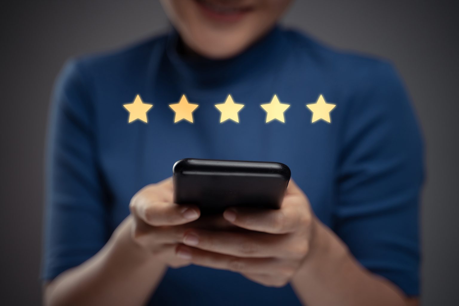 خدعة النجوم الخمس.. كيف تقودنا المراجعات الإلكترونية وتؤثر على قراراتنا الشرائية؟