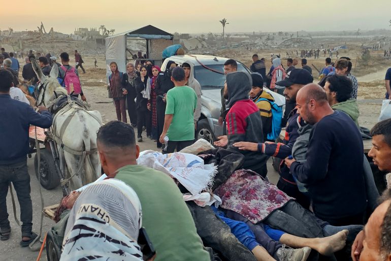 EDITORS NOTE: Graphic content / Displaced Palestinians push a cart with bodies after people were reportedly hit by Israeli fire near a food distribution centre in Rafah in the southern Gaza Strip on June 1, 2025. Gaza rescuers said Israeli gunfire killed at least 10 Palestinians and wounded more than 100 early on June 1, as thousands of people headed towards a US-backed aid distribution site. (Photo by AFP)