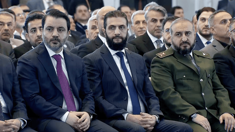 من اليمين وزير الدفاع، ثم الشرع، ثم الشيباني - قصر الشعب المصدر: شاشة الجزيرة