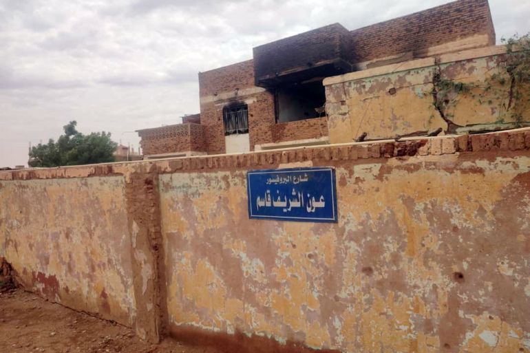 شارع بروفيسور عون الشريف قاسم أبرز معالم الحلفايا ويظهر منزله وقد تدمر ظابفه الأول بفعل الحرب(الجزيرة نت)