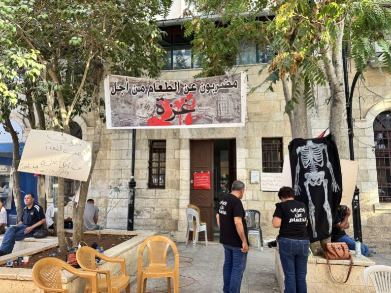 2- فلسطين، البيرة، سلام أبوشرار. الناشطان المضربان عن الطعام جميلة عبد وعمر عساف في اليوم الرابع والثلاثين