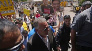 من تل أبيب.. ويتكوف يؤكّد لعائلات المحتجزين في غزة استعداد حماس لنزع سلاحها والحركة تنفي