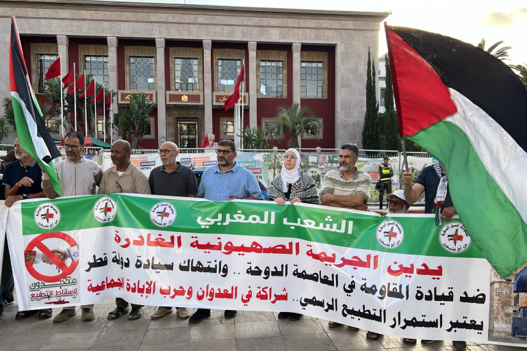 الصورة 1 المغرب/ الرباط/ سناء القويطي/ ناشطون يحملون لافتة تندد باستهداف قيادات حماس في الدوحة وانتهاك سيادة دولة قطر/ مصدر الصورة: سناء القويطي