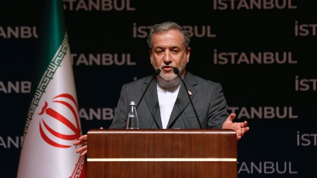 “ارتكبتم خطأ كبيرا بإعادة فرض العقوبات”.. عراقجي يوجه رسالة للترويكا الأوروبية عبر صحيفة بريطانية