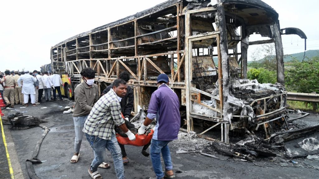 مقتل 25 شخصاً في حريق حافلة جنوب الهند إثر اصطدام دراجة نارية بها