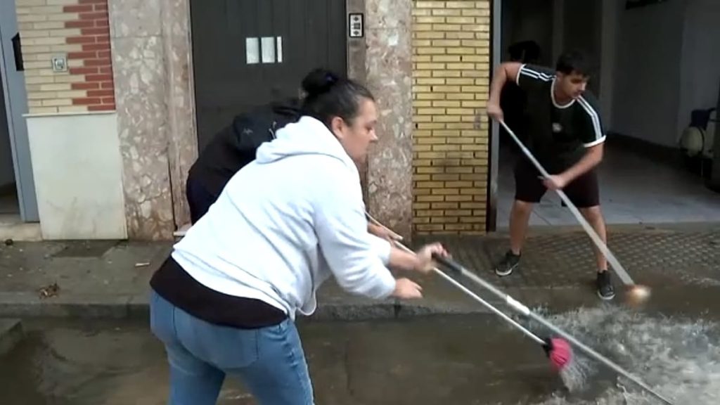 فيديو. الأندلس: أمطار غزيرة تتسبب بإصابة 1 وتعليق حركة القطارات