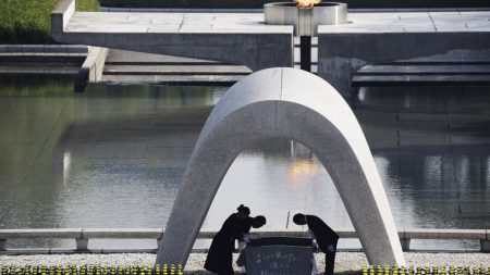 رئيس بلدية ناغاساكي وضحايا القنبلة يحذّرون: قرار ترامب النووي يهدد جهود نزع السلاح