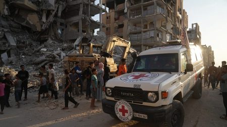 الصليب الأحمر يحذّر من تصاعد أعمال العنف ضد العاملين الإنسانيين في غزة والسودان