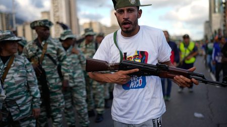 ترامب ينفي خططًا عسكرية ضد فنزويلا.. ومادورو “يستنجد” بروسيا والصين وإيران