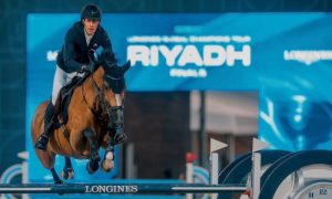 سكوت براش يفوز بجائزة دوري أبطال قفز الحواجز بفارق ضئيل