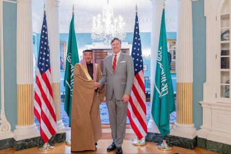 نائب وزير الخارجية يبحث سبل تعزيز العلاقات الاستراتيجية مع نظيره الأمريكي