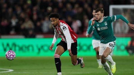 رينتفورد يهزم ليفربول بثلاثة أهداف في الدوري الإنجليزي الممتاز