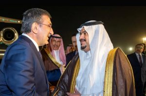 نائب الرئيس التركي يغادر الرياض وفي مقدمة مودعيه نائب أمير المنطقة