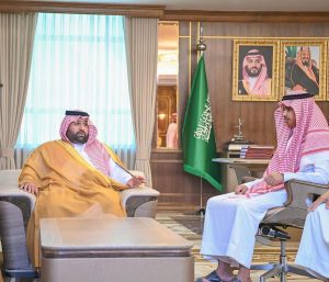 أمير جازان يستقبل مواطنًا لتنازله عن قاتل والده لوجه الله