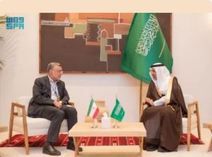 وزير الصحة يبحث تعزيز التعاون وتوسيع الاستثمارات الطبية مع نظيره الإيراني