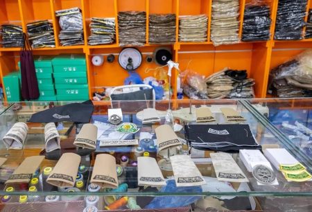 اللجنة الأمنية بإمارة الرياض تغلق ثلاثة محال مخالفة لنظام بيع وخياطة الملابس العسكرية