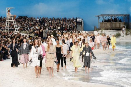 أمواج بحر ورمال.. مفاجأة CHANEL في أسبوع الموضة