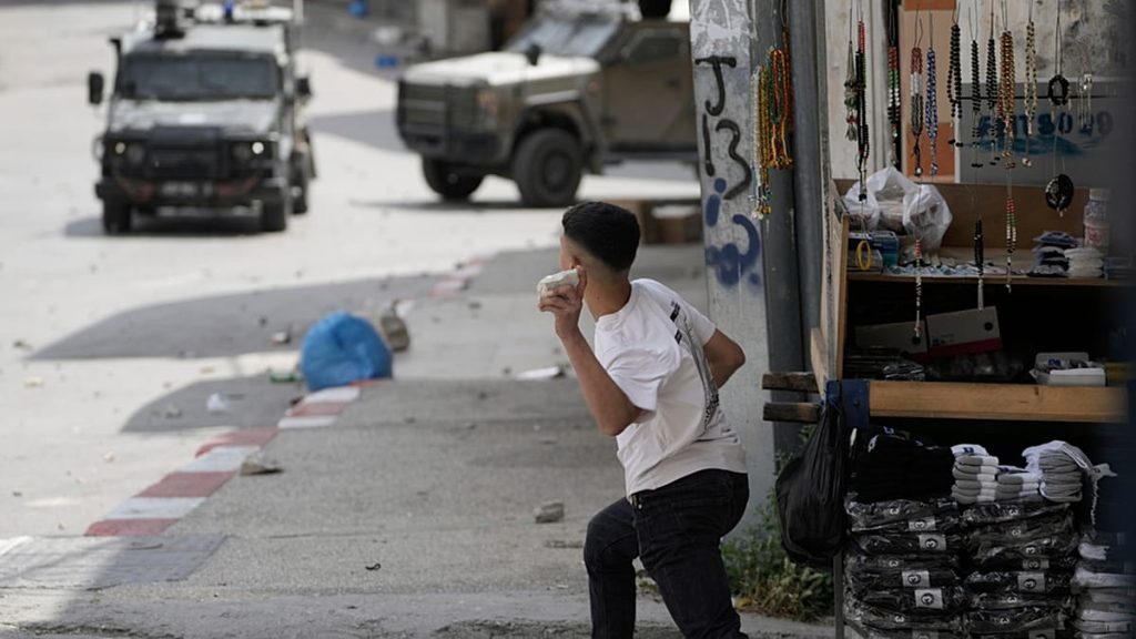 الجيش الإسرائيلي يقتل مراهقين فلسطينيين في الضفة الغربية بتهمة “إلقاء زجاجات حارقة”