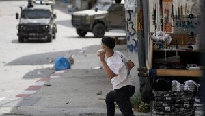 الجيش الإسرائيلي يقتل مراهقين فلسطينيين في الضفة الغربية بتهمة “إلقاء زجاجات حارقة”