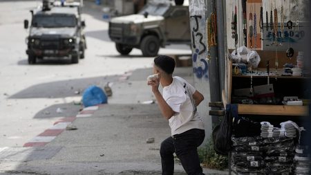 الجيش الإسرائيلي يقتل مراهقين فلسطينيين في الضفة الغربية بتهمة “إلقاء زجاجات حارقة”