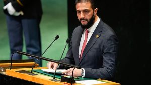 الشرع يستعرض لياقته قبل لقاء ترامب.. الرئيس السوري يلعب كرة السلة مع قائد المنطقة المركزية الوسطى