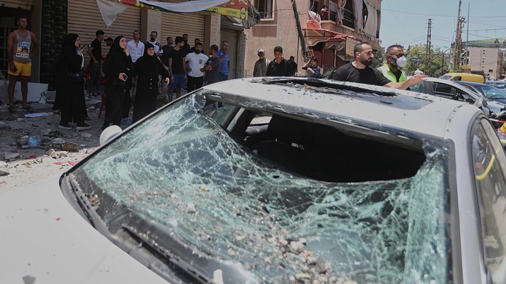 فيديو- مقتل لبناني بغارة إسرائيلية على سيارته قرب صيدا.. وتصعيد شبه يومي في الجنوب