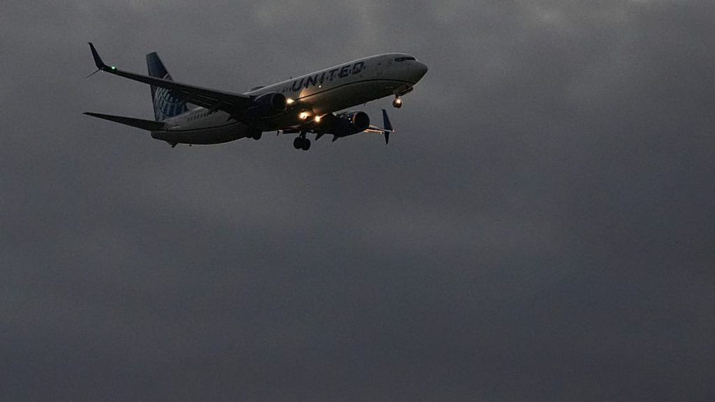 واشنطن تخفّض الرحلات في 40 مطارًا بسبب الإغلاق الحكومي.. وترامب يحمّل الديمقراطيين المسؤولية