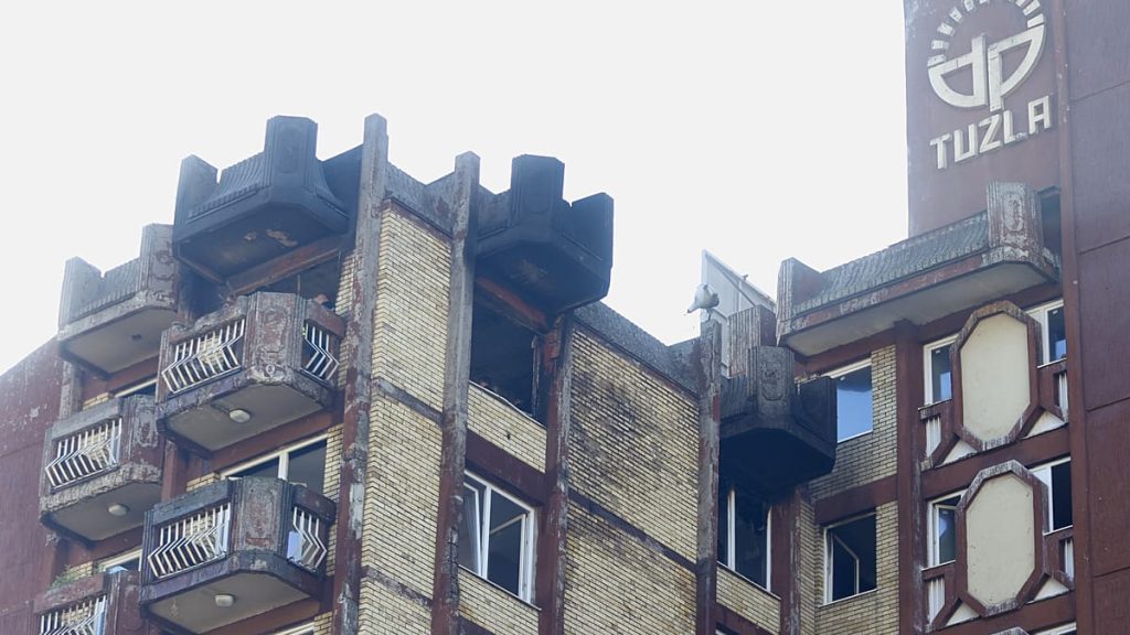 فيديو. حريق مروّع في دار مسنين بالبوسنة يودي بحياة 11 شخصاً ويصيب العشرات